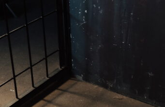 Як спілкуватися з людьми, які пережили полон captivity-bars